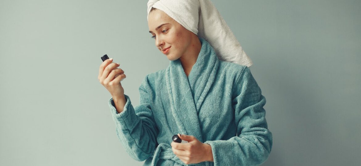 beautiful-girl-standing-with-cream-min beautiful-girl-standing-with-cream-min